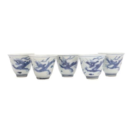Un ensemble de cinq verres à vin chinois bleus et 
