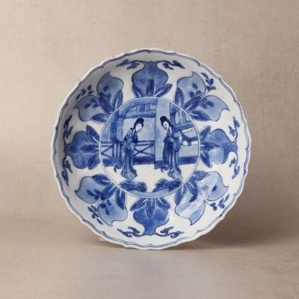 Piatto cinese "delle dame" in ceramica blu e bianc
