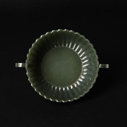 A Chinese Mughal-style jade 'chrysanthemum' twin-h