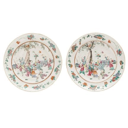 Paire de plats chinois de la famille rose représen
