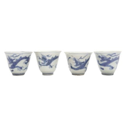 Un ensemble de quatre verres à vin chinois bleus e