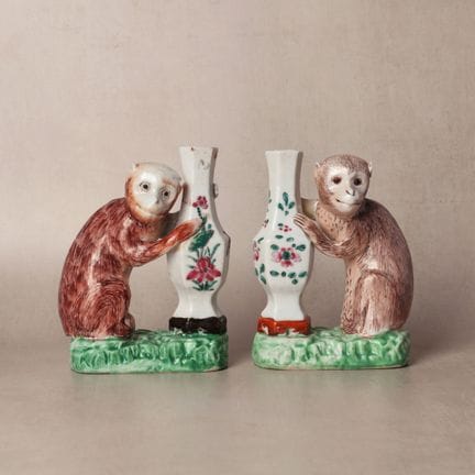Paire de bougeoirs chinois « singe » de style « fa