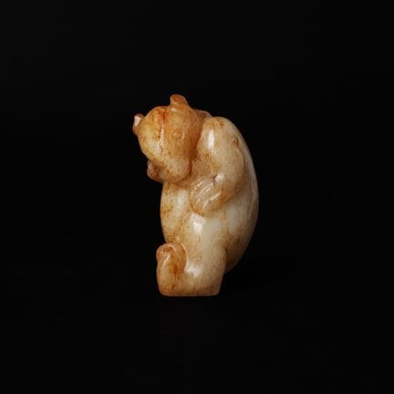 Figurine chinoise en céladon et jade roux représen