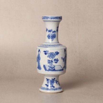 Un piccolo vaso cinese in ceramica a pasta morbida