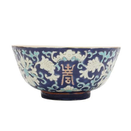 Bol chinois à motif de « lotus » sur fond bleu, dy