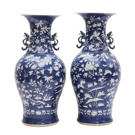 Paire de vases chinois « à motifs floraux » sur fo