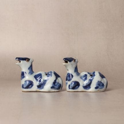 Coppia di rari versatori cinesi blu e bianco a for