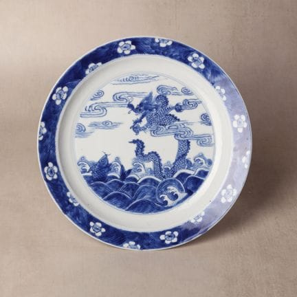 Piatto cinese in ceramica blu e bianca con motivo 