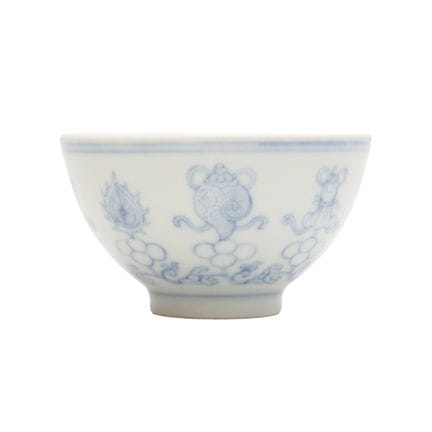 Tasse à vin chinoise bleue et blanche aux « huit s