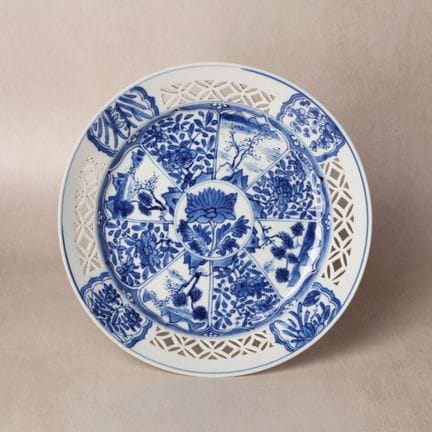 Piatto cinese “floreale” reticolato in blu e bianc