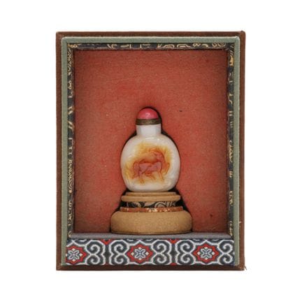 Une fiole à priser chinoise en agate représentant 