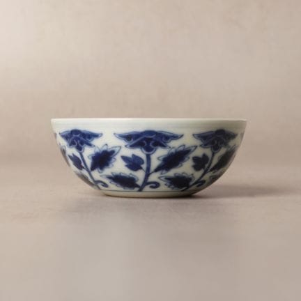 Una raffinata tazza cinese "floreale" in blu e bia