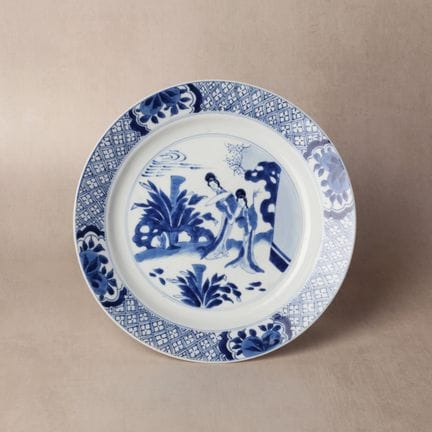 Piatto cinese “delle dame” in blu e bianco, dinast