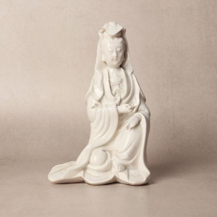 Statua cinese di Guanyin in smalto bianco di Dehua