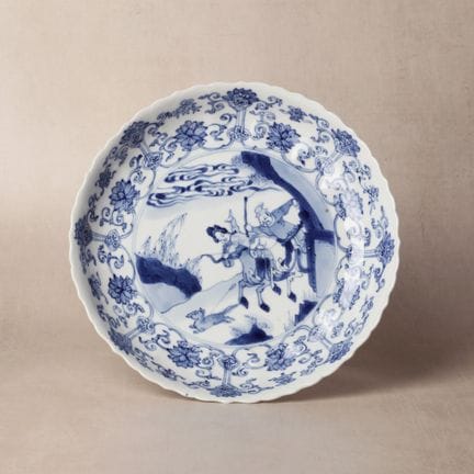 Piatto cinese blu e bianco raffigurante una “scena
