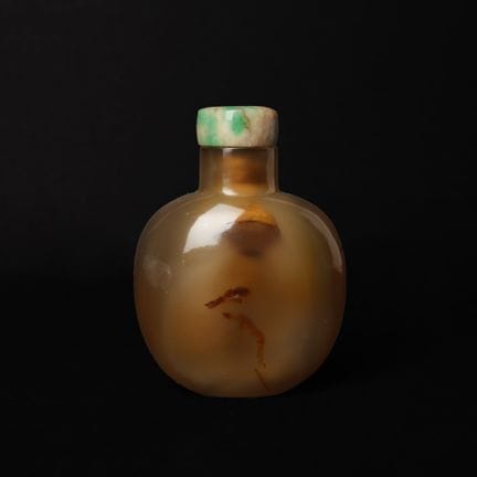 Une flasque à tabac chinoise en agate avec un bouc
