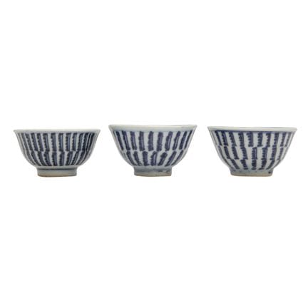 Ensemble de trois tasses chinoises bleues et blanc
