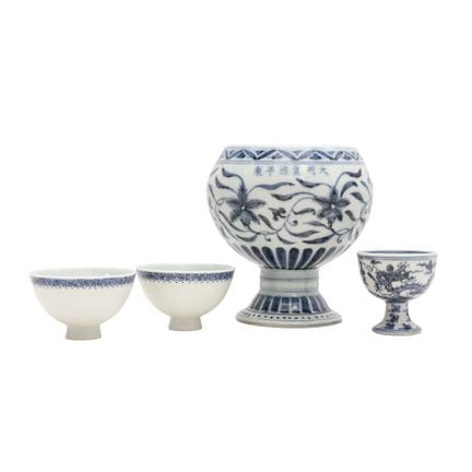 Ensemble de quatre pièces de céramique chinoise bl