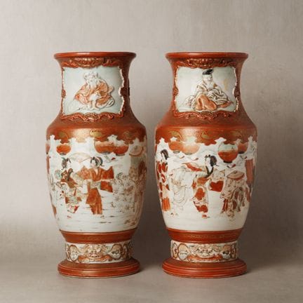 Paire de vases japonais « de fête » moulés de Kuta