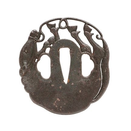 Une tsuba japonaise en fer de type « cheval » (kaw