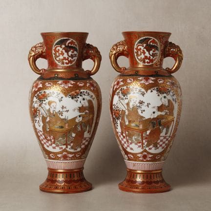 Paire de vases japonais de Kutani représentant des