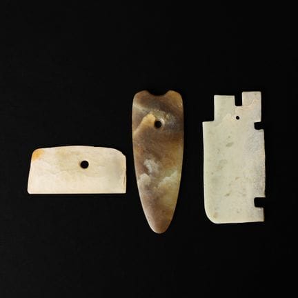 Trois amulettes chinoises en jade sculpté de style