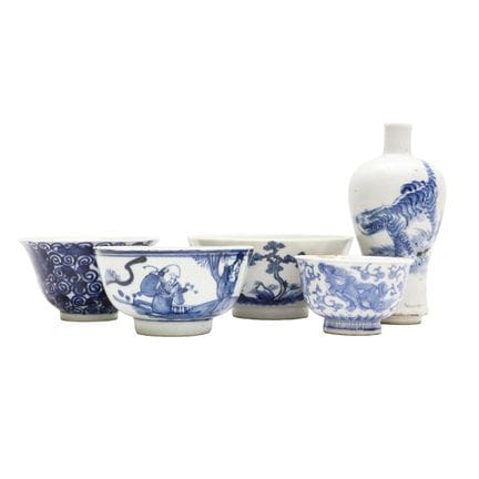 Un ensemble de cinq pièces composé d'un vase chino
