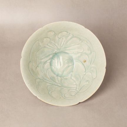 一件中国青白釉“牡丹”纹雕花碗， 南宋 青白釉刻牡丹纹笠式盌 | 桑托斯收藏  从图片中可见器口有几