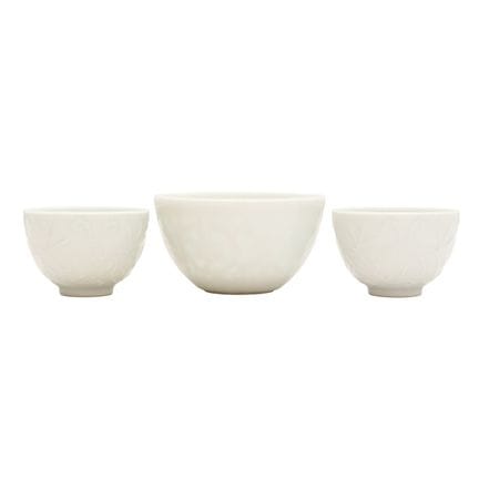 Trois tasses chinoises à glaçure blanche, XIXe/XXe