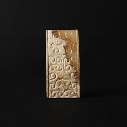 Un pendentif chinois en jade de style archaïque en