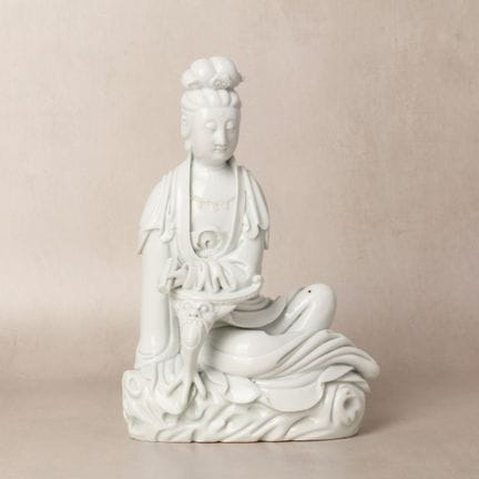 一件中国德化观音立像，清代，19世纪 清十九世纪 德化白釉观音立像 | 桑托斯收藏  发簪末端有微小