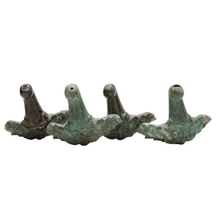 Quatre pieds cabrioles chinois en bronze représent