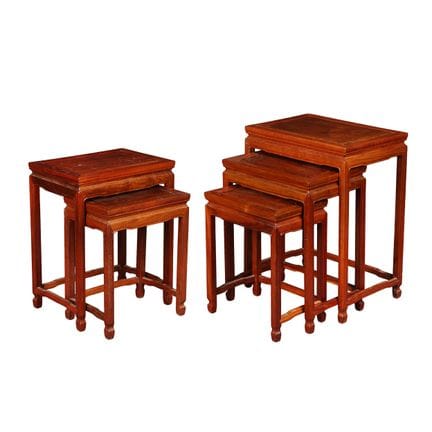 Ensemble de cinq tables d'appoint chinoises en boi