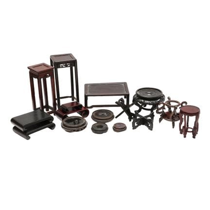 Ensemble de seize petits socles en bois chinois, X