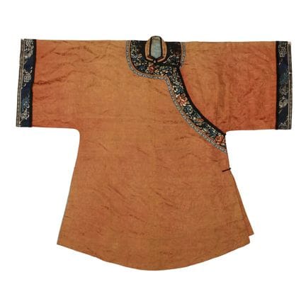 Une robe chinoise en soie à motifs floraux, dynast