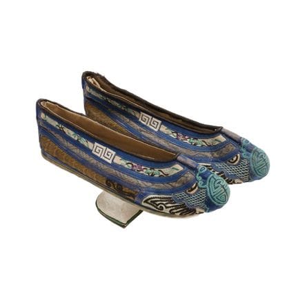 Une paire de chaussures chinoises en soie brodées 