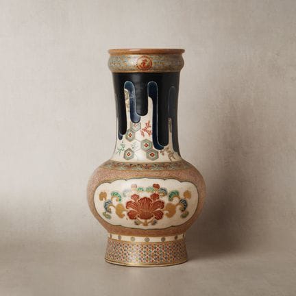 Vase japonais « seigaiha » en faïence de Satsuma, 