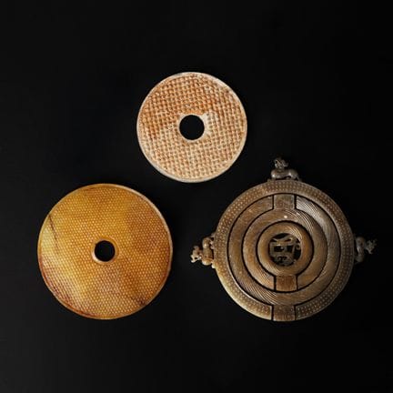 Trois disques de jade chinois de style archaïque (