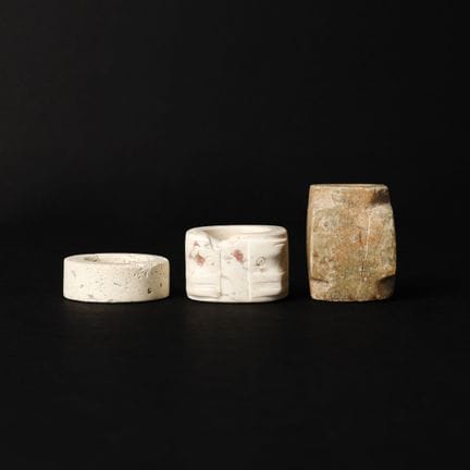 Trois « cong » en jade sculptés de style archaïque