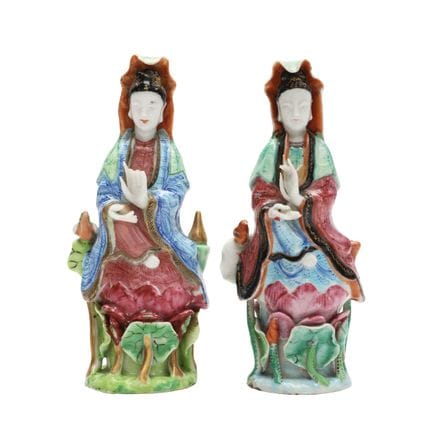 Deux statues chinoises de Guanyin en famille rose,