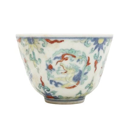 Tasse chinoise « médaillon au dragon » en doucai, 
