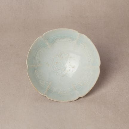 一件罕见的中國宋代青白釉“花卉”纹叶形杯，宋代 青白釉花卉纹花口杯