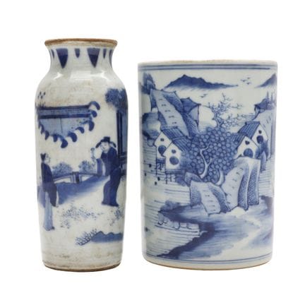 Un vase chinois bleu et blanc accompagné d'un pot 