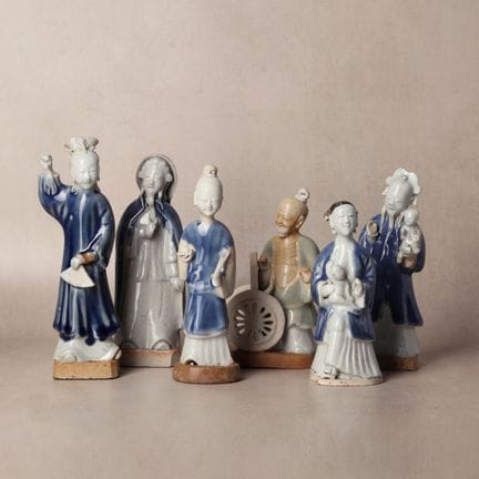 Ensemble de figurines chinoises en biscuit émaillé
