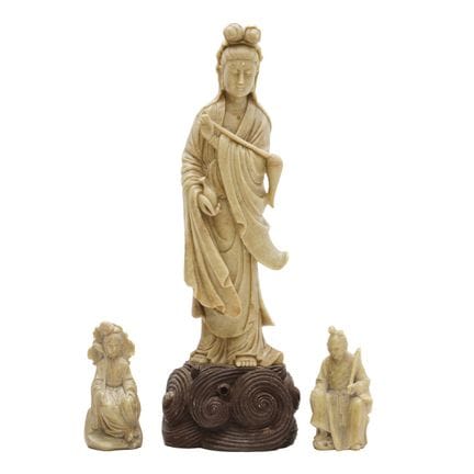 Trois figurines chinoises sculptées dans la stéati