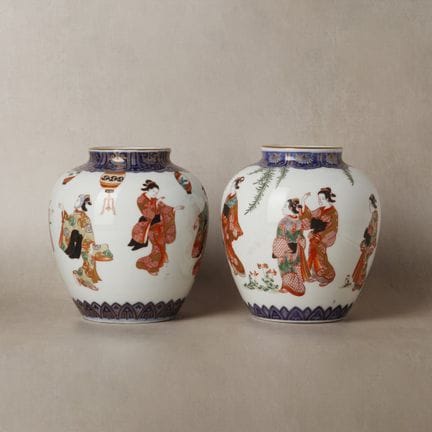 Paire de vases japonais « dames de cour » d'Arita,