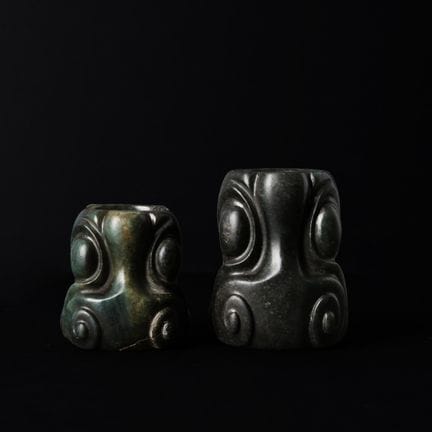 Deux sculptures chinoises en jade vert, de style a