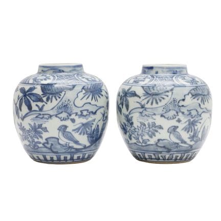 Un par de jarras chinas «Kraak» de color azul y bl
