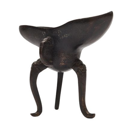 Un vase rituel chinois en bronze destiné au vin, a