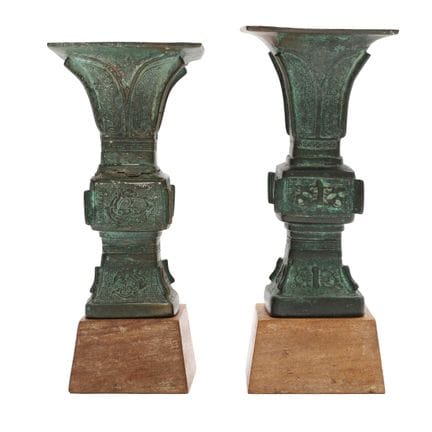 Un par de jarrones chinos de bronce de estilo arca